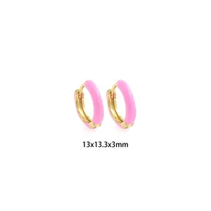 Détail des boucles d'oreilles créoles roses plaquées or 18 carats, dimensions 13x13,3mm