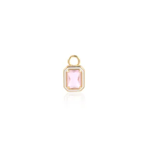 Dettaglio macro del ciondolo quadrato placcato oro 18K con zircone rosa e smalto bianco