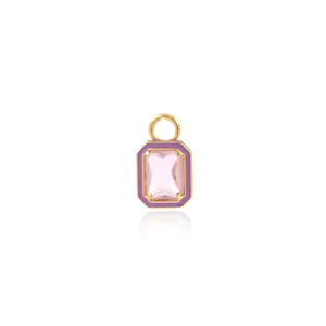 Dettaglio di ciondolo rettangolare placcato oro 18K con zircone rosa e smalto