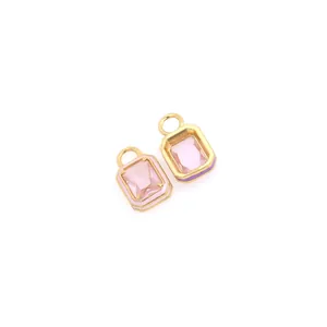 Dettaglio di ciondoli quadrati placcati oro 18K con zircone rosa e bordi in smalto