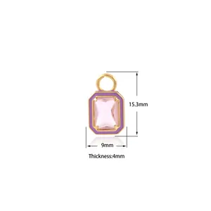 Dettaglio del ciondolo rettangolare placcato oro 18K con smalto viola e misure 15.3x9x4mm