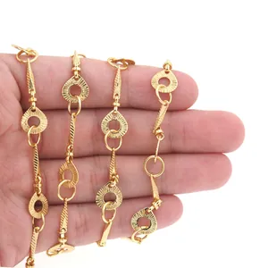 18K vergoldete Kupfer-Gliederkette für DIY Modeschmuck-Herstellung in der Hand