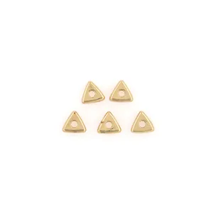Cinq pendentifs triangles évidés plaqués or 18K pour la création de bijoux DIY