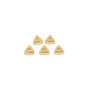 Détail de cinq perles intercalaires triangulaires plaquées or 18K pour bijoux DIY