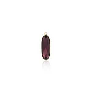 Détail du pendentif ovale violet plaqué or 18 carats avec incrustation de zircon
