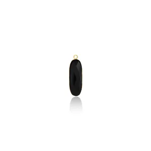 Vue détaillée du pendentif ovale en pierre noire facettée avec cadre plaqué or 18K