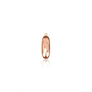 Vue détaillée d'un pendentif ovale en zircon champagne avec cadre plaqué or 18K