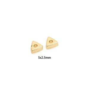 Détail des perles d'espacement triangulaires plaquées or 18K 5x2,5mm pour bijoux DIY