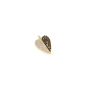 Vista macro de colgante de corazón chapado en oro de 18K con circonitas blancas y negras