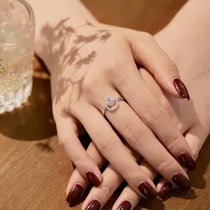 Primer plano de un anillo de plata S925 con circón rosa en forma de gota