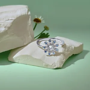 Detail eines S925 Silber-Sonnenblumenrings mit blauen und rosa Edelsteinen besetzt