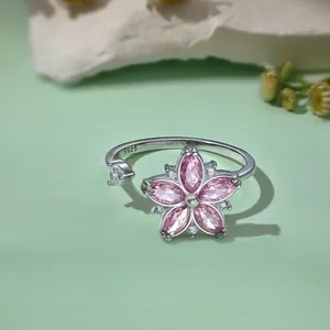 Nahaufnahme von S925 Silber Sonnenblumenring mit rosa Blütenblättern und S925 Stempel