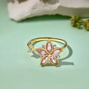 Nahaufnahme der S925-Punze auf dem vergoldeten Sonnenblumenring aus Sterlingsilber