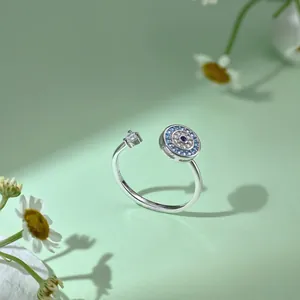 Detailansicht des S925 Sterlingsilberrings mit dem bösen Blick, blauen Steinen und Stempel