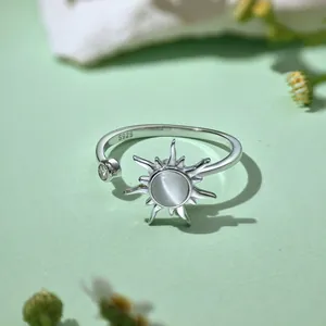 Detailansicht S925 Sterlingsilber Sonnenring mit Katzenaugenstein und Zirkonoxid-Stein