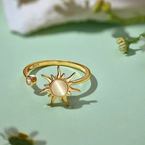 Detailansicht der S925-Punze auf einem goldenen Sonnenblumenring mit Katzenauge