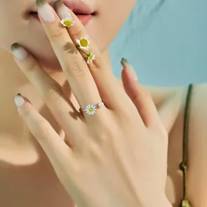 Detailansicht des drehbaren S925 Silbernen Sonnenblumenrings mit Perle am Finger