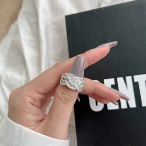 Vue détaillée d'une bague nœud en argent sertie de zircons ronds et baguettes