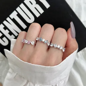 Trois bagues en argent S925 avec zircons colorés de taille marquise portées au doigt