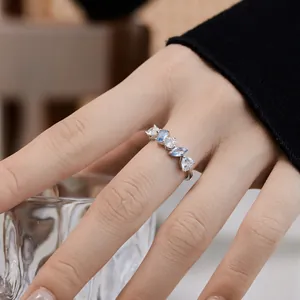 Détail de la bague en argent 925 avec cinq zircons taille marquise et pierres bleues