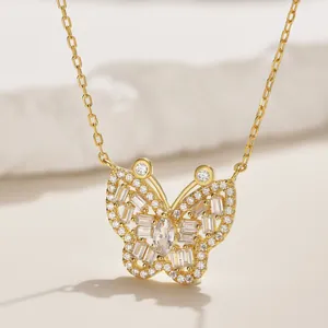 Detail van S925 zilveren vlinderketting met marquise en baguette zirkonia steentjes