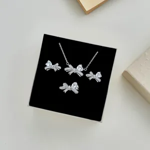 Makroansicht des S925 Silber Schmucksets mit Herz-Zirkon in schwarzer Schmuckschatulle