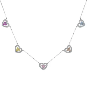 Collar de plata de ley S925 con cinco colgantes de corazones coloridos y circonitas