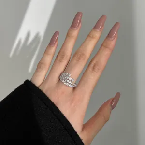 Detalle de anillo multicapa de plata 925 con pavé de circonitas cúbicas redondas