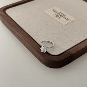 Vista macro de anillo princesa de plata S925 con circón redondo y pavé de diamantes