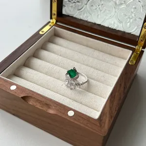 Makroaufnahme von S925 Silberring mit smaragdgrünem Stein in einer Nussbaum-Box