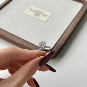 Primer plano del anillo princesa en plata S925 con circonita redonda y engaste pavé