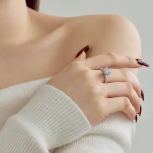 Detalle de un anillo de princesa en plata S925 con circón y piedras laterales de brillo