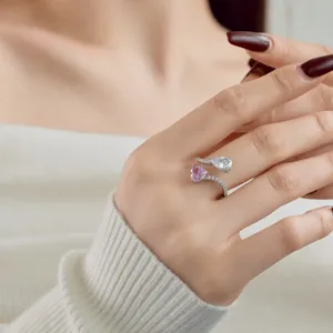 Detail eines S925 Silberrings mit rosa Herz und weißem Tropfen Zirkonia an der Hand