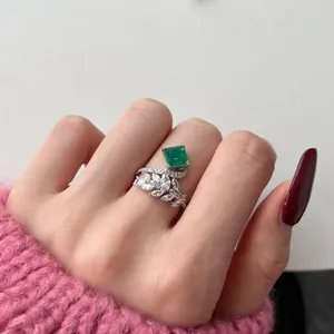 Luxuriöser S925 Sterlingsilber Ring mit grünem Smaragd-Schliff und Marquise-Zirkonia