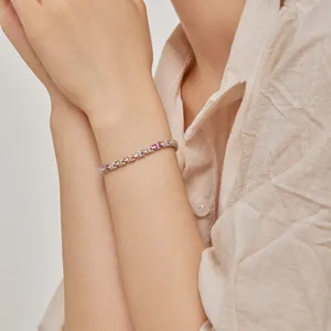 Dettaglio del bracciale in argento S925 con zirconi colorati indossato sul polso