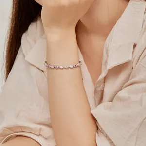 Detail van S925 zilveren armband met peervormige zirkonia en roze edelstenen