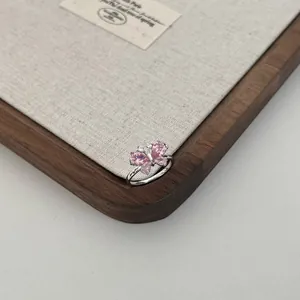 Detail eines s925 Silberrings mit rosa Zirkonia-Schmetterling und silbernem Band