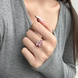 Nahaufnahme der S925 Silber Schmetterlingsring mit rosa herzförmigen Zirkonia