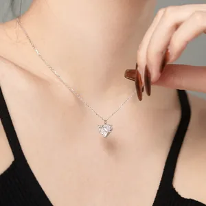 Collier cœur élégant en argent sterling S925 avec zircon sur le cou du mannequin