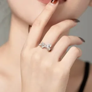 Eleganter Schmetterlingsring aus 925er Silber mit birnenförmigem Zirkon am Modell
