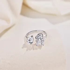 Vista macro de anillo de plata S925 con circonitas en forma de pera y corazón detalladas