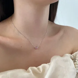 Nahaufnahme der S925 Sterling Silber Halskette mit rosa Herzanhänger am Dekolleté