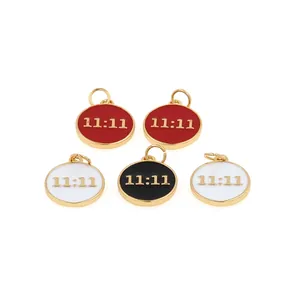 Vue détaillée des breloques rondes colorées 11:11 en émail pour création de bijoux