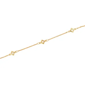 Dettaglio della catena placcata oro 18K con ciondoli quadrati e zirconi micro-incastonati