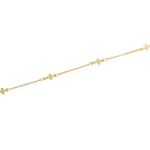 Dettaglio di catena placcata oro 18K con ciondoli a croce in zircone micro-pavé