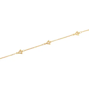 Dettaglio catena placcata oro 18K con ciondoli a triangolo e zirconi incastonati