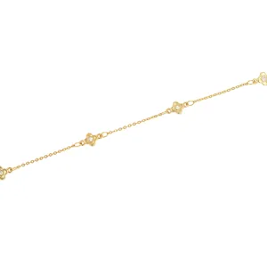 Dettaglio della catena placcata oro 18K con pendenti a fiore a quattro petali in zircone