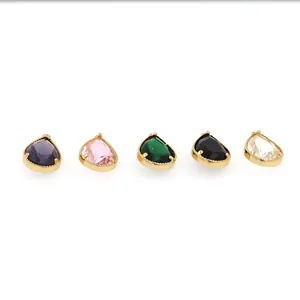 Cinco colgantes de circonita en forma de lágrima con engaste de cobre bañado en oro 18K