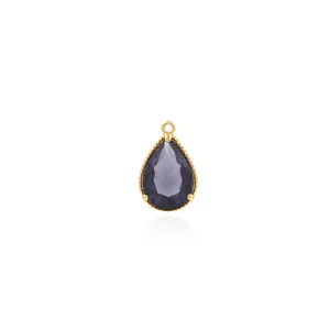 Detalle de un colgante de circón púrpura en forma de gota con chapado en oro de 18K