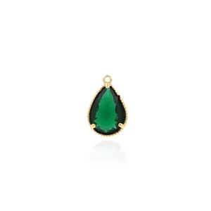 Vista detallada del colgante de gota en oro de 18K con piedra preciosa verde microengastada